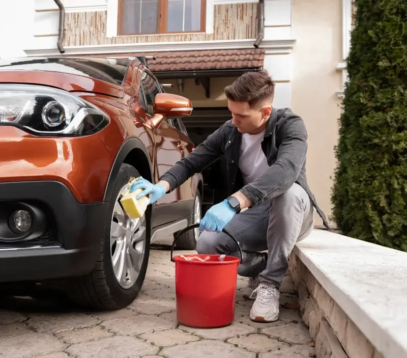 Lavage auto à domicile Dammarie-sur-Loing : professionnel intervenant sur un véhicule